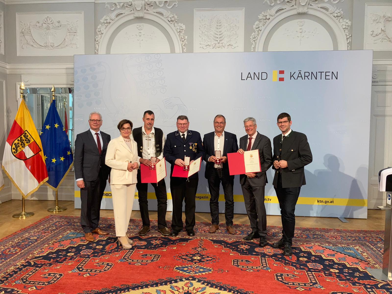 Verleihung Kärntner Ehrenkreuz für Lebensrettung Von links nach rechts: Landtagspräsident Reinhart Rohr, LHStv.in Dr.in Beate Prettner, Stefan Stichauner, Heinz Kohlmaier, BGM Georg Kavalar, LH Dr. Peter Kaiser und LR Martin Gruber